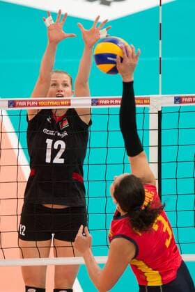 Volleyball, Europameisterschaft 2013, Deutschland vs. Spanien 06.09.13, Gerry-Weber-Stadion, Halle Westfalen Block Heike Beier ( 12 GER) - Angriff Maria Isabel Fernandez Conde ( 3 ESP)