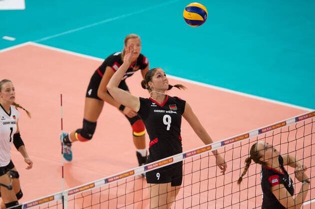 Volleyball, Europameisterschaft 2013, Deutschland vs. Spanien 06.09.13, Gerry-Weber-Stadion, Halle Westfalen Angriff Corina Ssuschke-Voigt ( 9 GER)