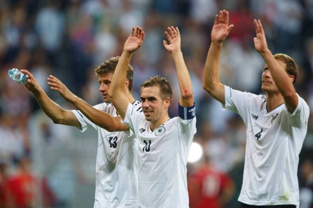Thomas MUELLER (MÜLLER), Philipp LAHM und Benedikt HÖWEDES (HÖWEDES)(von links), alle GER, nach Spielende. Fussball, Deutschland - Österreich, WM-Qualifikation zur WM 2014, am 06.09.2013 in München A L L I A N Z A R E N A Deutschland.