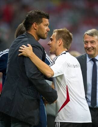 Offizielle Verabschiedung des ehemaligen Nationalspieler Michael BALLACK aus der Nationalmannschaft. Hier begrüßt Ballack den Kapitän Philipp LAHM (GER) Hinten: DFB Präsident Wolfgang NIERSBACH. Fussball WM2014 - Qualifikation Gruppenspiel: Deutschland - Österreich in München, Deutschland am 06.09.2013,