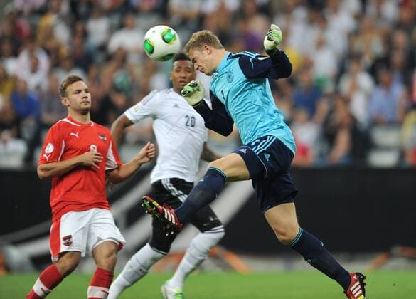 06-09-2013, Fussball, Saison 2013-2014, WM-Qualifikationsspiel, Europa, 8. Spieltag, Deutschland - Österreich 3-0, Torhüter Manuel Neuer (Deutschland), re., klärt mit einem Kopfball