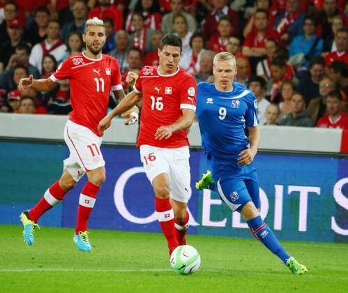 06.09.2013 Bern Fussball Nationalmannschaft Herren WM - Qualifikation Schweiz - Island Bild zeigt Valon Behrami und Fabian Schär beide (SUI) gegen Kolbeinn Sigthorsson (Island) Aktion 