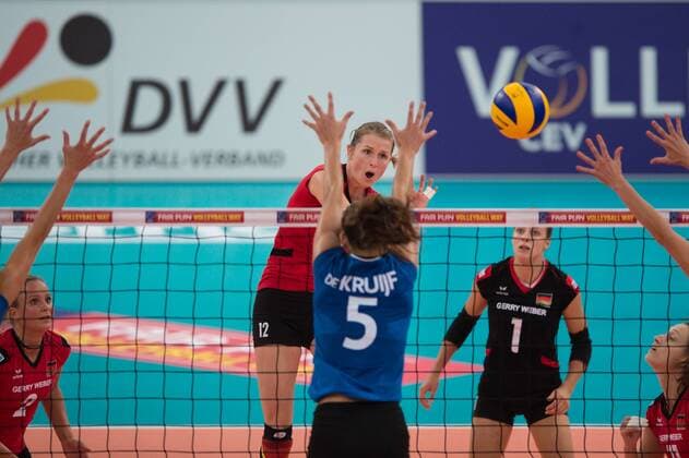 Volleyball, Europameisterschaft 2013, Deutschland vs. Niederlande 07.09.13, Gerry-Weber-Stadion, Halle Westfalen Angriff Heike Beier ( 12 GER) - Block Robin de Kruif ( 5 NED)