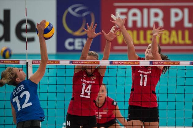 Volleyball, Europameisterschaft 2013, Deutschland vs. Niederlande 07.09.13, Gerry-Weber-Stadion, Halle Westfalen Angriff Manon Flier ( 12 NED) - Block Doppelblock Margareta Kozuch ( 14 GER), Christiane Fürst Fuerst ( 11 GER)