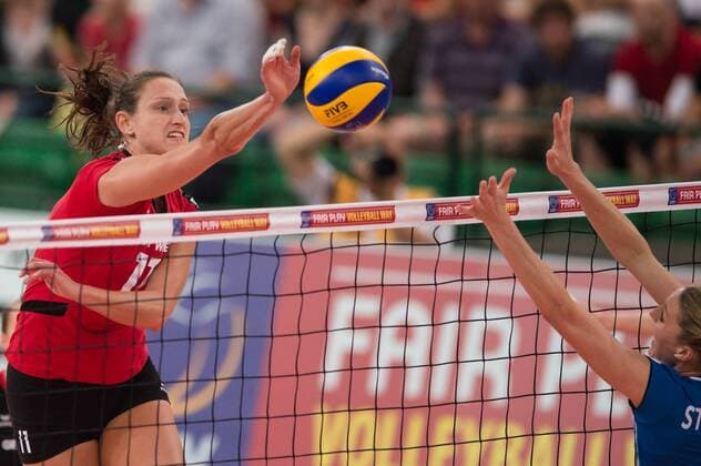 Volleyball, Europameisterschaft 2013, Deutschland vs. Niederlande 07.09.13, Gerry-Weber-Stadion, Halle Westfalen Angriff Christiane Fürst Fuerst ( 11 GER) - Block Quinta Steenbergen ( 7 NED)