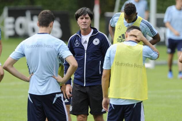 Bundestrainer Joachim LÖW (GER) gibt Anweisungen,Gestik.Spieler,Mannschaft. Fussball -Training Deutsche Nationalmannschaft, am 08.09.2013.