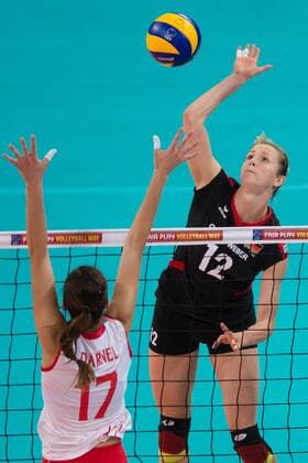 Volleyball, Europameisterschaft 2013, Deutschland vs. Türkei Tuerkei 08.09.13, Gerry-Weber-Stadion, Halle Westfalen Block Neshlihan Darnel ( 17 TUR) - Angriff Heike Beier ( 12 GER)