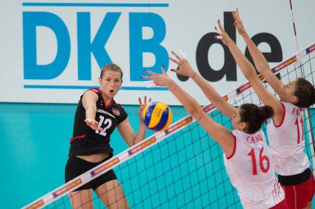Volleyball, Europameisterschaft 2013, Deutschland vs. Türkei Tuerkei 08.09.13, Gerry-Weber-Stadion, Halle Westfalen Angriff Heike Beier ( 12 GER) - 2blok Büsra Buesra Cansu ( 16 TUR), Naz Aydemir ( 11 TUR)