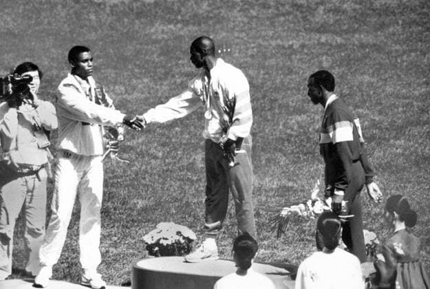 Ben Johnson (Kanada, Mitte) gewinnt vor Carl Lewis (USA, li.) und Linford Christie (GBR), allerdings wird ihm der Olympiasieg später aufgrund von Dopings aberkannt