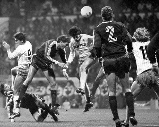 Fußball, Europapokal der Landesmeister 1988 1989, SV Werder Bremen - BFC Dynamo 5-0 SV Werder Bremen - Berliner FC Dynamo (BFC) 5:0 - Tor zum 3:0 durch Karl Heinz Riedle (li.), daneben Rune Bratseth (beide Bremen) gegen Burkhard Reich (BFC)