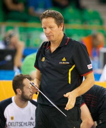 Basketball Ljubljana 08.09.2013 Eurobasket 2013 Europameisterschaften der Herren Vorrunde Großbritannien (GBR, weiß) - Deutschland (GER, schwarz) Frank Menz (Deutschland, Bundestrainer)