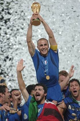 Fabio CANNAVARO (ITA) präsentiert den Pokal. Italien (ITA) -Frankreich (FRA) 6-4 n.E. , am 09.07.2006 in Berlin,FINALE; Fussball WM2006 FIFA WM 2006,WorldCup2006,World Cup 2006, vom 09.06 - 09.07.2006 in Deutschland. Â