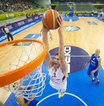 EuroBasket 2022, DBB, Historie, EM - Historie Basketball Ljubljana 09.09.2013 Eurobasket 2013 Europameisterschaften der Herren Vorrunde Deutschland (GER, weiß) - Israel (ISR, blau) Tibor Pleiß Pleiss (Deutschland, No.11)