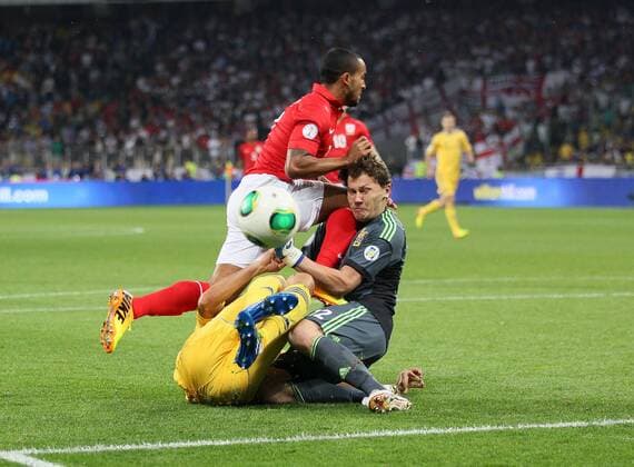 Ukraine s Andriy Pyatov tussles with England s Theo Walcott Ukraine v England - 2014 World Cup Qualifier - Olympic Stadium - Kiev - Ukraine -10 09 2013 - Pic David Klein Sportimage EDITORIAL USE ONLY. No use with unauthorised audio, video, data, fixture lists, club league logos or live services. Online in-match use limited to 120 images, no video emulation. No use in betting, games or single club league player publications.