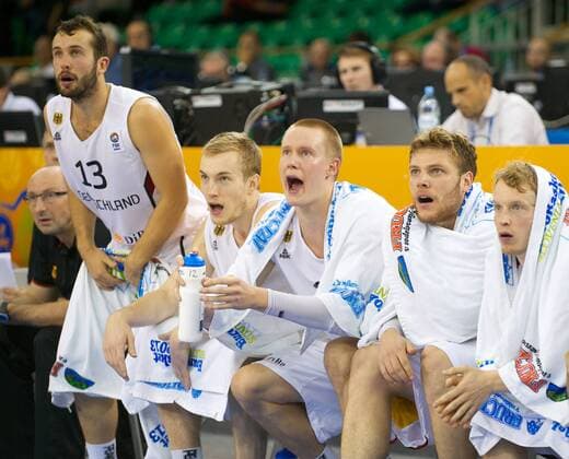 EuroBasket 2022, DBB, Historie, EM - Historie Basketball Ljubljana 09.09.2013 Eurobasket 2013 Europameisterschaften der Herren Vorrunde Deutschland (GER, weiß) - Israel (ISR, blau) vlnr.: Bastian Doreth (Deutschland, No.13) Niels Giffey (Deutschland, No.05) Robin Benzing (Deutschland, No.12) Lucca Staiger (Deutschland, No.10) Per Günther (Deutschland, No.06)