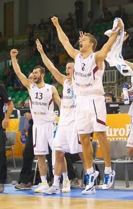EuroBasket 2022, DBB, Historie, EM - Historie Basketball Ljubljana 09.09.2013 Eurobasket 2013 Europameisterschaften der Herren Vorrunde Deutschland (GER, weiß) - Israel (ISR, blau) Jubel GER Bastian Doreth (Deutschland, No.13) Carsten Tadda (Deutschland, No.09) Heiko Schaffartzik (Deutschland, No.08)