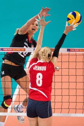 Volleyball, Europameisterschaft 2013, Viertelfinale, Deutschland vs. Kroatien 11.09.13, Gerry-Weber-Stadion, Halle Westfalen Angriff Margareta Kozuch ( 14 GER) - Block Mia Jerkov ( 8 CRO)