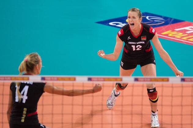 Volleyball, Europameisterschaft 2013, Viertelfinale, Deutschland vs. Kroatien 11.09.13, Gerry-Weber-Stadion, Halle Westfalen Jubel Margareta Kozuch ( 14 GER), Heike Beier ( 12 GER)