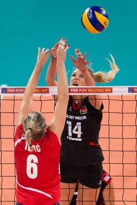 Volleyball, Europameisterschaft 2013, Viertelfinale, Deutschland vs. Kroatien 11.09.13, Gerry-Weber-Stadion, Halle Westfalen Mira Topic ( 6 CRO) - Margareta Kozuch ( 14 GER)