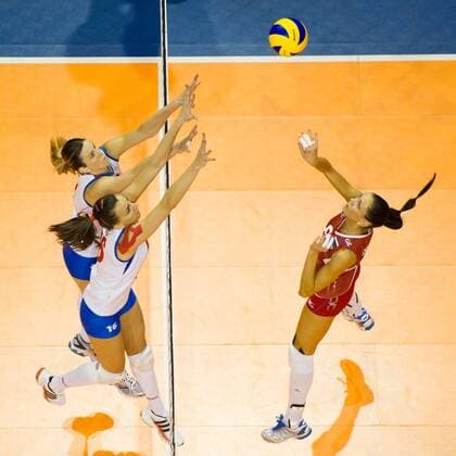 Volleyball, Europameisterschaft 2013, Halbfinale, Russland vs. Serbien 13.09.13, Max Schmeling Halle, Berlin Block Doppelblock Milena Rasic ( 16 SRB), Jelena Nikolic ( 12 SRB) - Angriff Nataliya Obmochaeva ( 8 RUS)