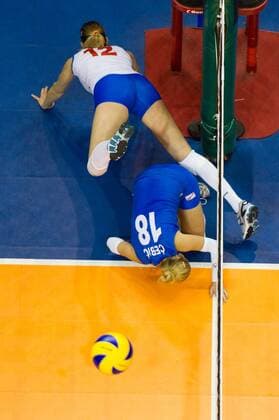 Volleyball, Europameisterschaft 2013, Halbfinale, Russland vs. Serbien 13.09.13, Max Schmeling Halle, Berlin Jelena Nikolic ( 12 SRB), Suzana Cebic ( 18 SRB)