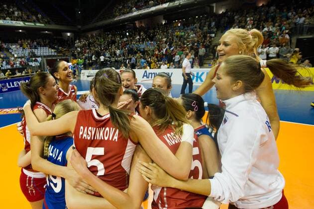 Volleyball, Europameisterschaft 2013, Halbfinale, Russland vs. Serbien 13.09.13, Max Schmeling Halle, Berlin Jubel Russland nach dem Sieg