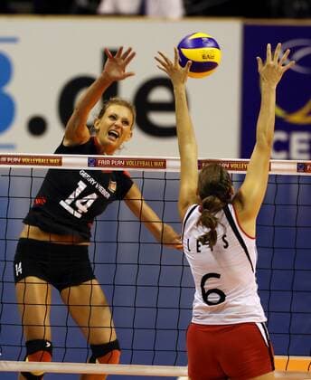 Margareta Anna Kozuch, Charlotte Leys Aktion Spielszene Zweikampf Volleyball CEV Europameisterschaft EM 2013 Damen Saison 2013 14 13.09.2013 Deutschland vs. Belgien