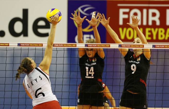 Charlotte Leys, Margareta Anna Kozuch, Corina Ssuschke Voigt Aktion Spielszene Zweikampf Volleyball CEV Europameisterschaft EM 2013 Damen Saison 2013 14 13.09.2013 Deutschland vs. Belgien