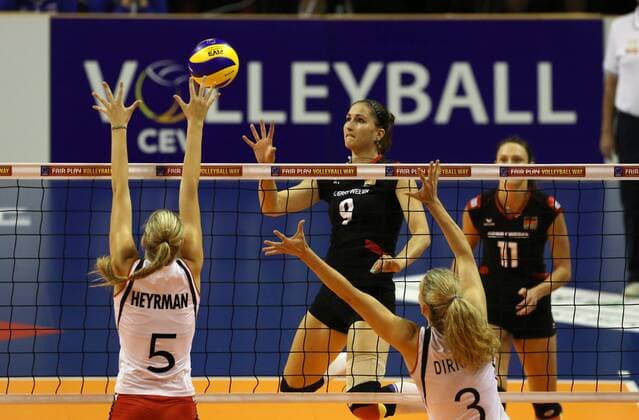 Laura Heyrman 5, Corina Ssuschke Voigt 9, Frauke Dirickx 3, Christine Fürst 11 Aktion Spielszene Zweikampf Volleyball CEV Europameisterschaft EM 2013 Damen Saison 2013 14 13.09.2013 Deutschland vs. Belgien