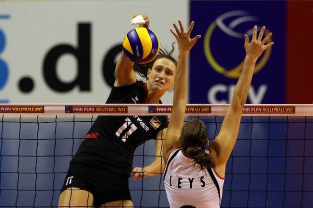 Christine Fürst, Charlotte Leys Aktion Spielszene Zweikampf Volleyball CEV Europameisterschaft EM 2013 Damen Saison 2013 14 13.09.2013 Deutschland vs. Belgien