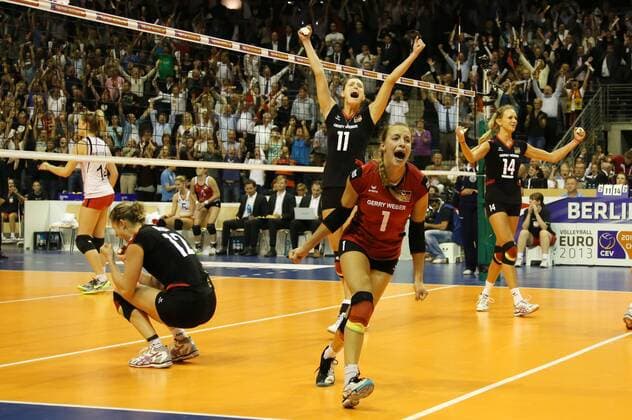 Heike Beier, Christine Fürst, Lenka Dürr, Margareta Anna Kozuch Freude Emotion jubelnd Jubel nach Spielende Volleyball CEV Europameisterschaft EM 2013 Damen Saison 2013 14 13.09.2013 BR Deutschland vs. Belgien
