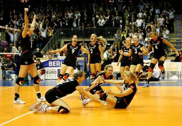 Deutsche Mannschaft feiert Einzug in das Finale Freude Emotion jubelnd Jubel nach Spielende Volleyball CEV Europameisterschaft EM 2013 Damen Saison 2013 14 13.09.2013 BR Deutschland vs. Belgien