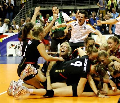 Deutsche Mannschaft feiert Einzug in das Finale Freude Emotion jubelnd Jubel nach Spielende Volleyball CEV Europameisterschaft EM 2013 Damen Saison 2013 14 13.09.2013 BR Deutschland vs. Belgien