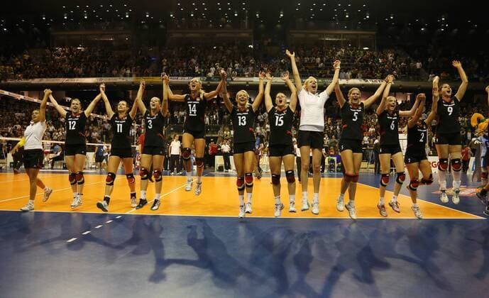 Deutsche Mannschaft feiert Einzug in das Finale Freude Emotion jubelnd Jubel nach Spielende Volleyball CEV Europameisterschaft EM 2013 Damen Saison 2013 14 13.09.2013 BR Deutschland vs. Belgien