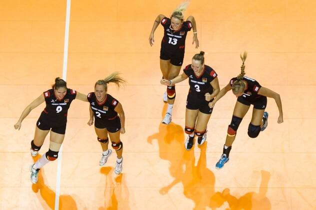 Volleyball, Europameisterschaft 2013, Halbfinale, Deutschland vs. Belgien 13.09.13, Max Schmeling Halle, Berlin Jubel Corina Ssuschke-Voigt ( 9 GER), Kathleen Weiß Weiss ( 2 GER), Saskia Hippe ( 13 GER), Denise Hanke ( 3 GER), Maren Brinker ( 4 GER) nach dem Matchball Sieg