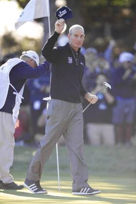 Jim Furyk of the United States acknowledges fans cheers as he successfully sank in the 9th hole during the Second Round of the BMW Championship golf tournament at Conway Farms Golf Club in Lake Forest, Illinois, the United States, on Sept, 12, 2013. (Xinhua Ting Shen) (SP)US-LAKE FOREST-GOLF-BWM CHAMPIONSHIP 