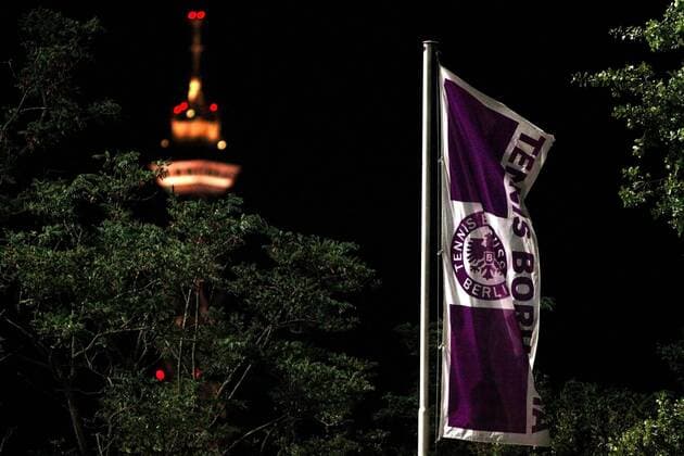 Berlin, Deutschland 13.09.2013: Fussball Berlin-Liga 2013 2014 - Tennis Borussia Berlin. Flagge von Tennis Borussia Tebe im Mommsenstadion.