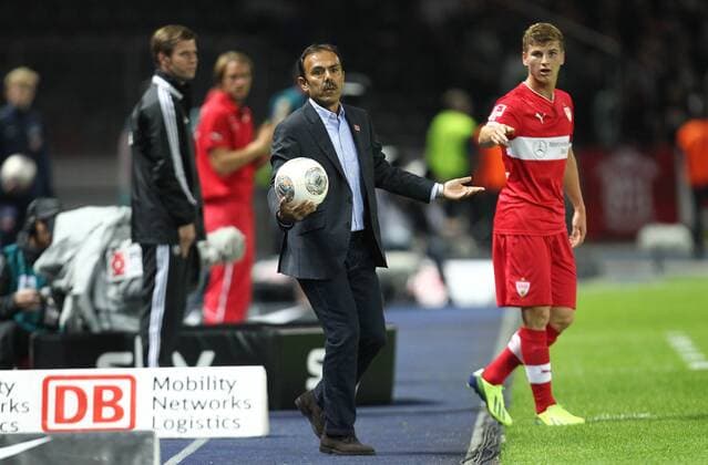 Jos Luhukay (Trainer Hertha BSC), mit Ball Hertha BSC Berlin vs VfB Stuttgart 1. Bundesliga 2013 2014, Fußball, Fussball, soccer, Herren, Deutschland, Germany, Ergebnis 0:1 Berlin, 13.9.2013, Olympiastadion