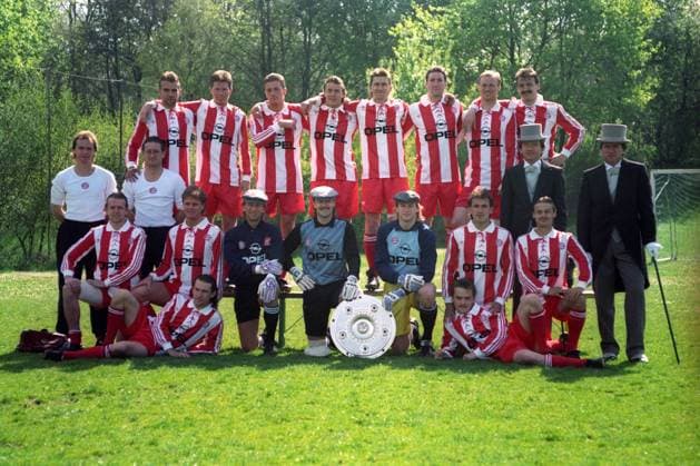 FC Bayern München im Retro Look, hi.v.li.: Hans Dieter Flick, Stefan Reuter, Thomas Strunz, Roland Grahammer, Klaus Augenthaler, Alan McInally, Hansi Pflügler, Jürgen Kohler, Mitte: Masseure Alfred Binder und Wolfgang Gebhardt, Co Trainer Egon Coordes und Trainer Jupp Heynckes, vorn: Hansi Dorfner, Roland Wohlfarth, liegend Ludwig Kögl, die Torhüter Ralf Cordes, Raimond Aumann und Sven Scheuer, Radmilo Mihajlovic, liegend Manfred Schwabl, Olaf Thon