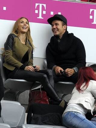 14.09.2013, Fussball 1.Bundesliga 2013 2014, 5.Spieltag, FC Bayern München - Hannover 96, Ann-Kathrin Brömmel (li) Freundin von Mario Götze (mitte, Bayern München) mit ihrem Freund Mario Götze (Bayern) auf der Tribüne.