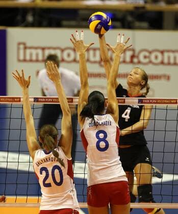 Anastasia SHLYAKHOVAYA, Nataliya OBMOCHAEVA, Maren Brinker Aktion Spielszene Zweikampf Volleyball CEV Europameisterschaft EM 2013 Damen Finale Saison 2013 14 14.09.2013 BR Deutschland vs. Russland