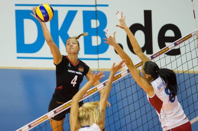 Volleyball, Europameisterschaft 2013, Finale, Deutschland vs. Russland 14.09.13, Max Schmeling Halle, Berlin Angriff Maren Brinker ( 4 GER) - Block Doppelblock Iulia Morozova ( 16 RUS), Nataliya Obmochaeva ( 8 RUS)