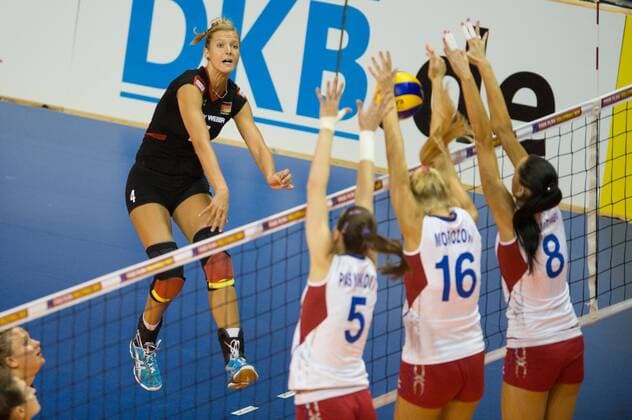 Volleyball, Europameisterschaft 2013, Finale, Deutschland vs. Russland 14.09.13, Max Schmeling Halle, Berlin Angriff Maren Brinker ( 4 GER) - Block Dreierblock Alexandra Pasynkova ( 5 RUS), Anastasia Shlyakhovaya ( 20 RUS), Nataliya Obmochaeva ( 8 RUS)