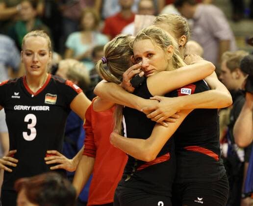 Kathleen Weiss, Margareta Anna Kozuch enttäuscht nach Spielende Enttäuschung Volleyball CEV Europameisterschaft EM 2013 Damen Finale Saison 2013 14 14.09.2013 BR Deutschland vs. Russland