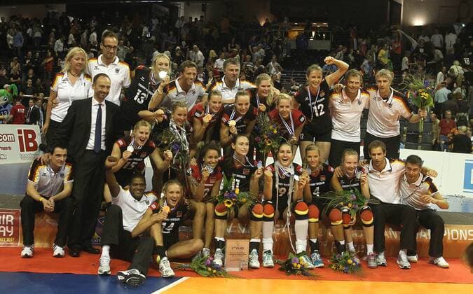Die deutsche Mannschaft gewinnt die Silbermedaille bei der EM 2013, hier bei einem Gruppenfoto nach der Siegerehrung Deutschland vs Russland Finale Volleyball Euro 2013 women, Germany, Switzerland Europameisterschaft Volleyball 2013, Deutschland, Schweiz, Frauen, Damen Max-Schmeling-Halle Berlin, 14.9.2013
