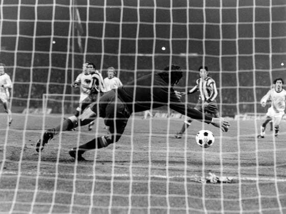 Atletico Madrid - FC Bayern München 1:1 n.V. - Torwart Miguel Reina (Atletico) kassiert durch Hans Georg -Katsche- Schwarzenbeck das späte Tor der Bayern in der Verlängerung