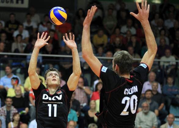 Volleyball, Länderspiel, Herren, Deutschland - Italien 16.09.13 , Nordhausen, Wiedigsburghalle, Volleyball, Männer, Freundschaftsspiel in Vorbereitung auf die Europameisterschaft EM, Länderspiel Deutschland vs Italien im Bild: Lukas Kampa und Philipp Collin (beide Deutschland)