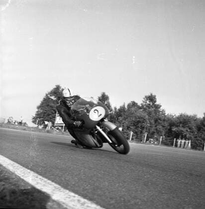 John Surtees rounds a corner at the Italian Grand Prix Surtees won both the 350cc and 500cc Class on MV Augusta machines. 15 September 1958  UnitedArchives00415425