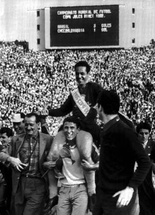 1962 World Cup Final Brazil v Czechoslovakia After placing a sash reading Miss World Cup around his chest, Brazilan soccer fans carry their country s goalkeeper Gilmar around the national stadium after the final of the World Cup in Santiago. 18th June 1962, Fußball,, Spieler, Fußballspieler, Fußballspiel, Spiel  UnitedArchives00431709