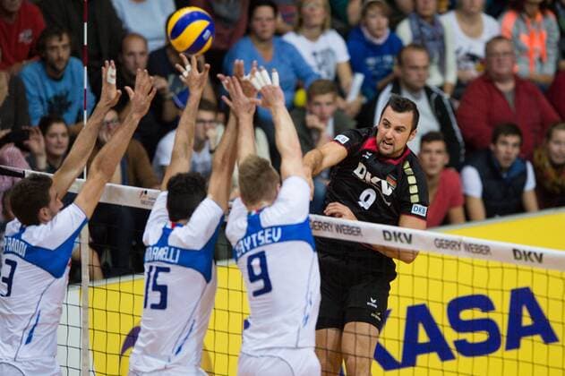 Volleyball, Länderspiel Länderspiel, Deutschland vs. Italien 16.09.13, Wiedigsburghalle, Nordhausen Block Dreierblock Simone Parodi ( 3 ITA), Emanuele Birarelli ( 15 ITA), Ivan Zaytsev ( 9 ITA) - Angriff Georg Grozer ( 9 GER)